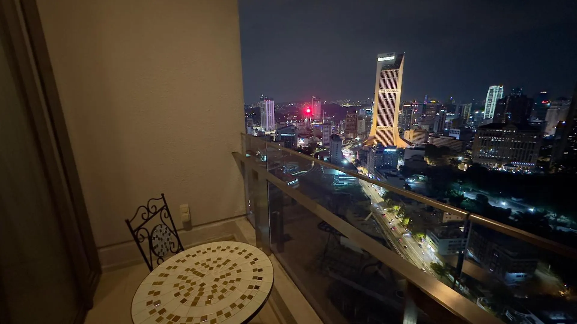 Balcony Unit II & The Robertson Residence 33F 吉隆坡 公寓