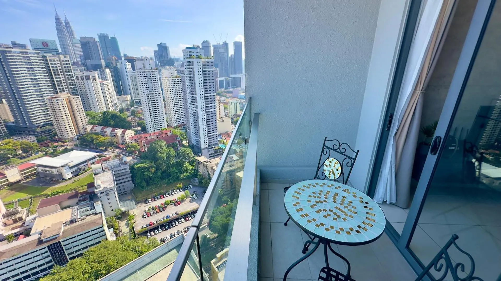 Balcony Unit II & The Robertson Residence 33F 吉隆坡